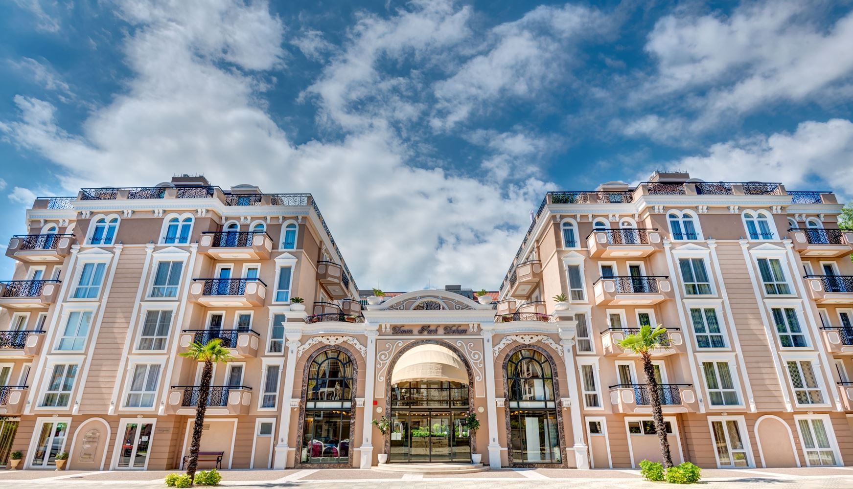 Элегантная студия с панорамной террасой в люксовом комплексе в Солнечном Берегу