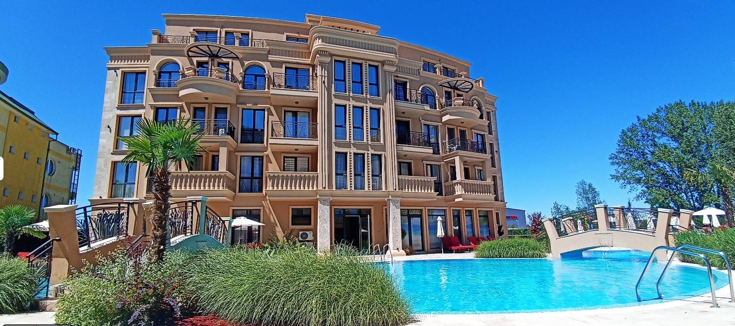 Светлая студия в люксовом комплексе – прекрасный уют у бассейна