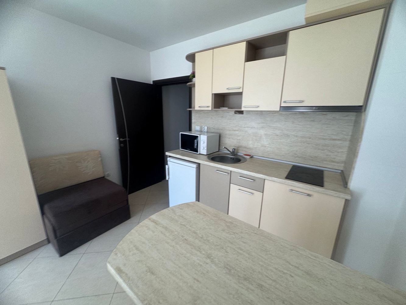 Уютная полностью меблированная студия в 300 м от моря в Поморие – отличная инвестиция и курортная недвижимость