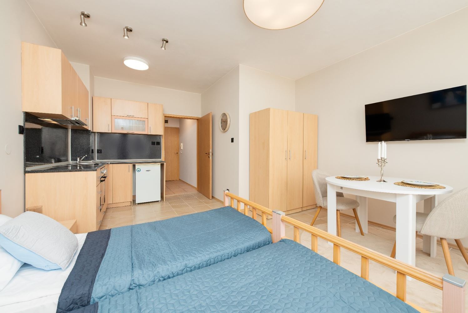 Солнечная и просторная студия с видом на море в Равде – 100 м от пляжа, в ухоженном комплексе с бассейном и зеленью