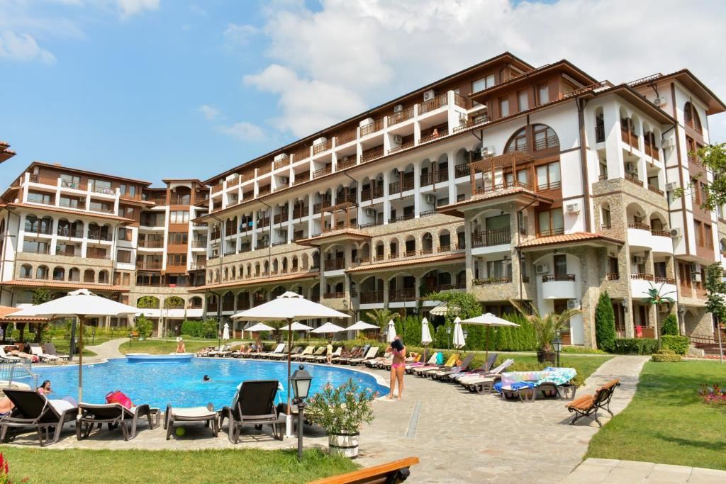 Просторная двухкомнатная квартира в престижном комплексе в Святом Власе – 200 метров от моря