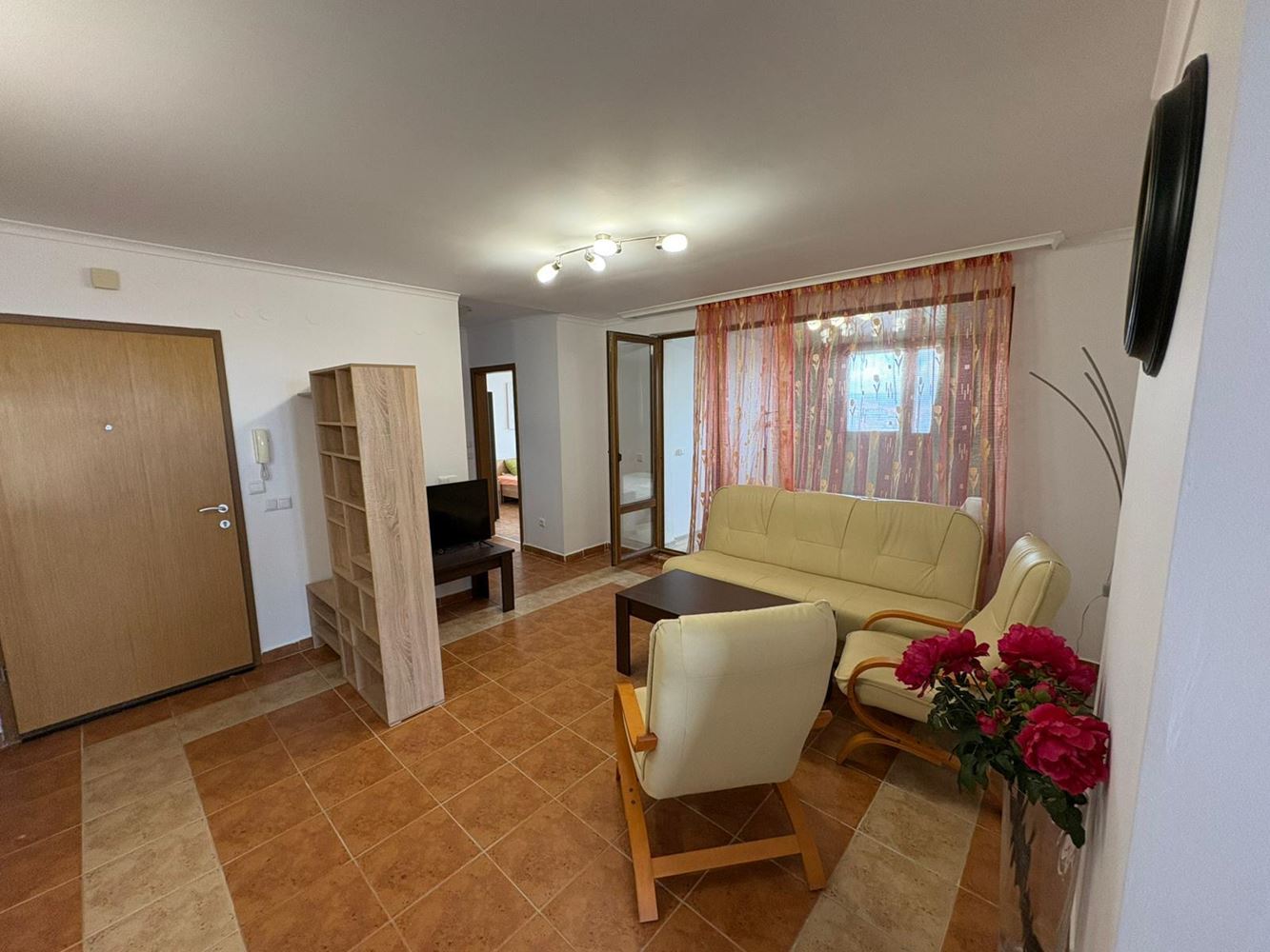 Поморие – просторная квартира с 2 спальнями на первой линии с видом на море и низкой платой за обслуживание