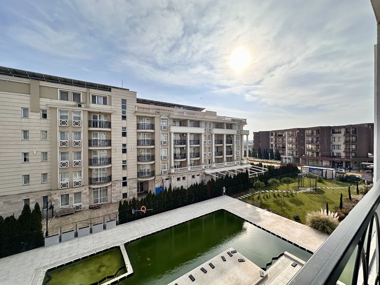 Уютная квартира с одной спальней с видом на бассейн и зелёные зоны в Солнечном Береге – готова к использованию