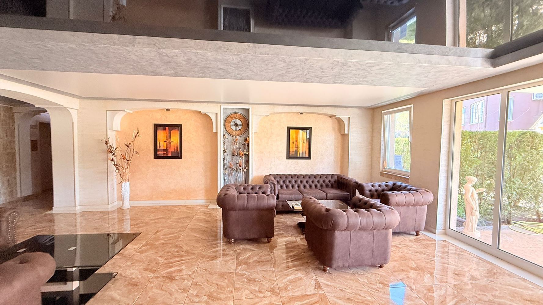 Роскошный двухуровневый апартамент с тремя спальнями в центре Солнечного Берега – простор, стиль и комфорт на двух уровнях