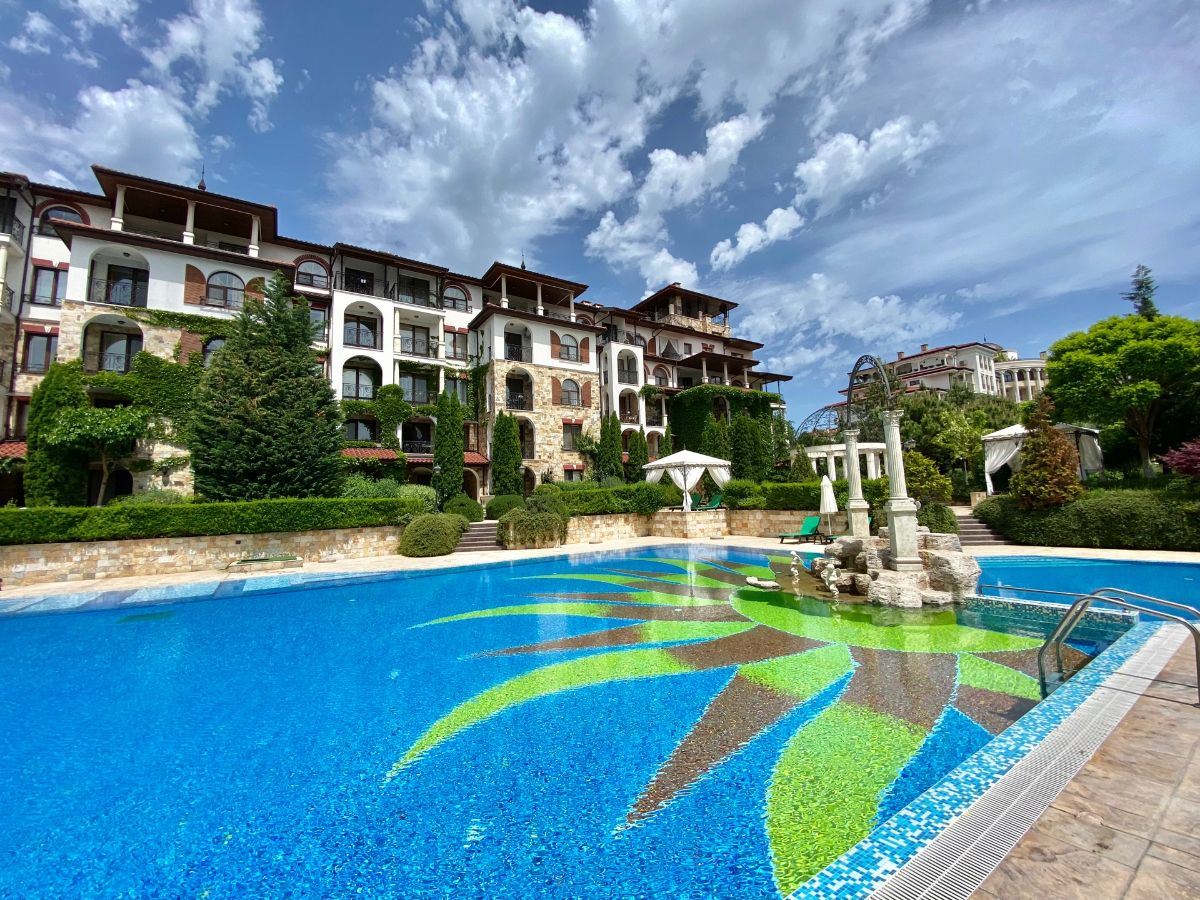 Уникальная двухуровневая квартира в комплексе премиум-класса в городе Несебр