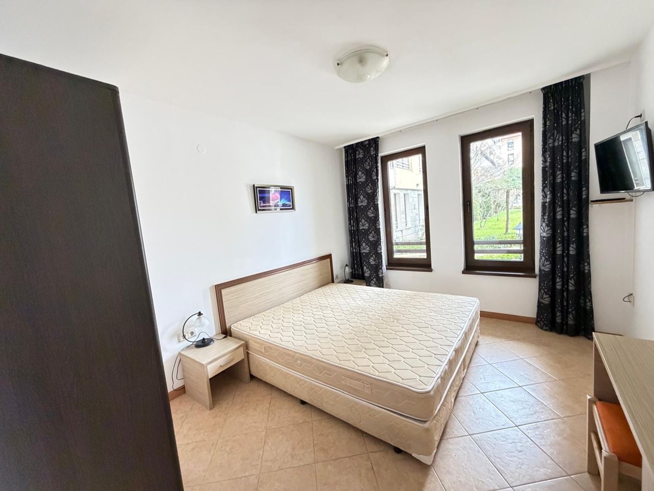 Просторная квартира с двумя спальнями с прямым выходом в собственный двор в Солнечном Береге – комфорт, роскошь и уют