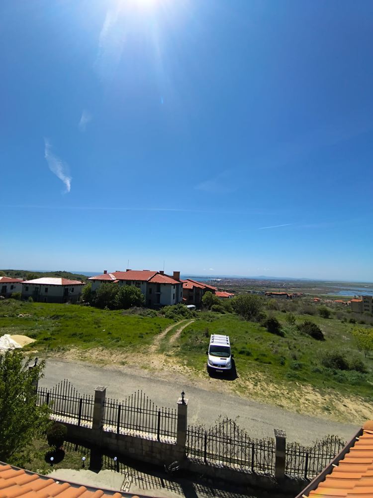 Отремонтированная двухкомнатная квартира с панорамным видом в современном комплексе рядом с Солнечным берегом