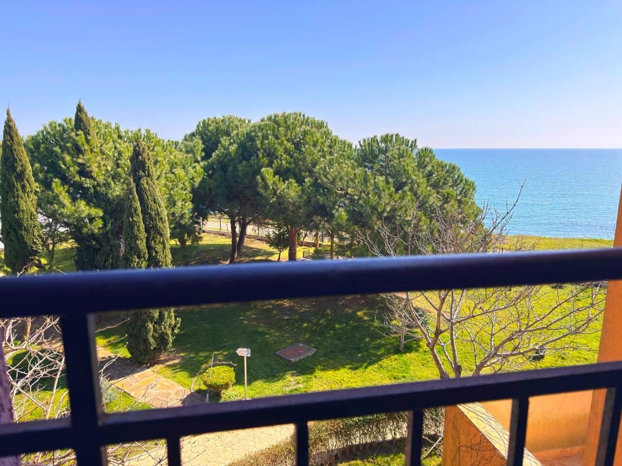 Просторная квартира с двумя спальнями на первой линии моря в Ахелое – комфорт, роскошь и уют для всей семьи