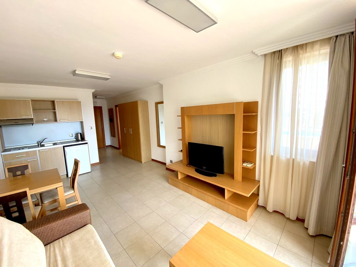 Двухкомнатная квартира  на первой линии моря в Равде – роскошь, природа и впечатляющий вид на бассейн