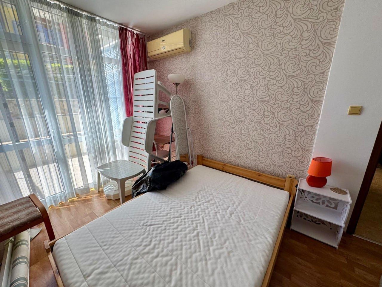 Просторная квартира с одной спальней и дополнительной спальной зоной в Солнечном Береге – 200 м от пляжа