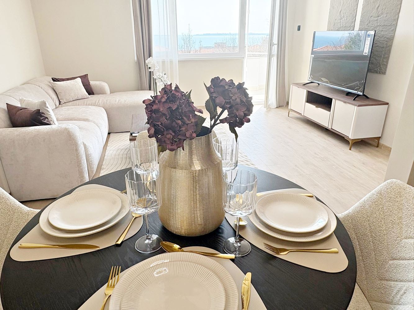 Два независимых жилых пространства с видом на море в центре Святого Власа – дизайнерский интерьер и собственное парковочное место