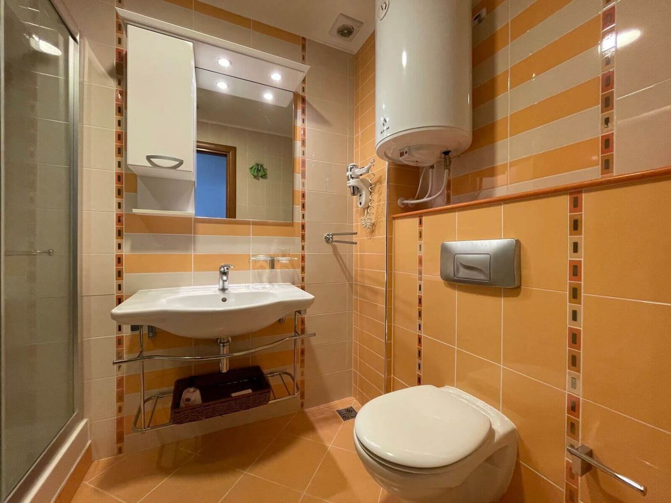 Высокий стандарт и разнообразные удобства – превосходная двухкомнатная квартира в элитном комплексе на первой линии в Равда