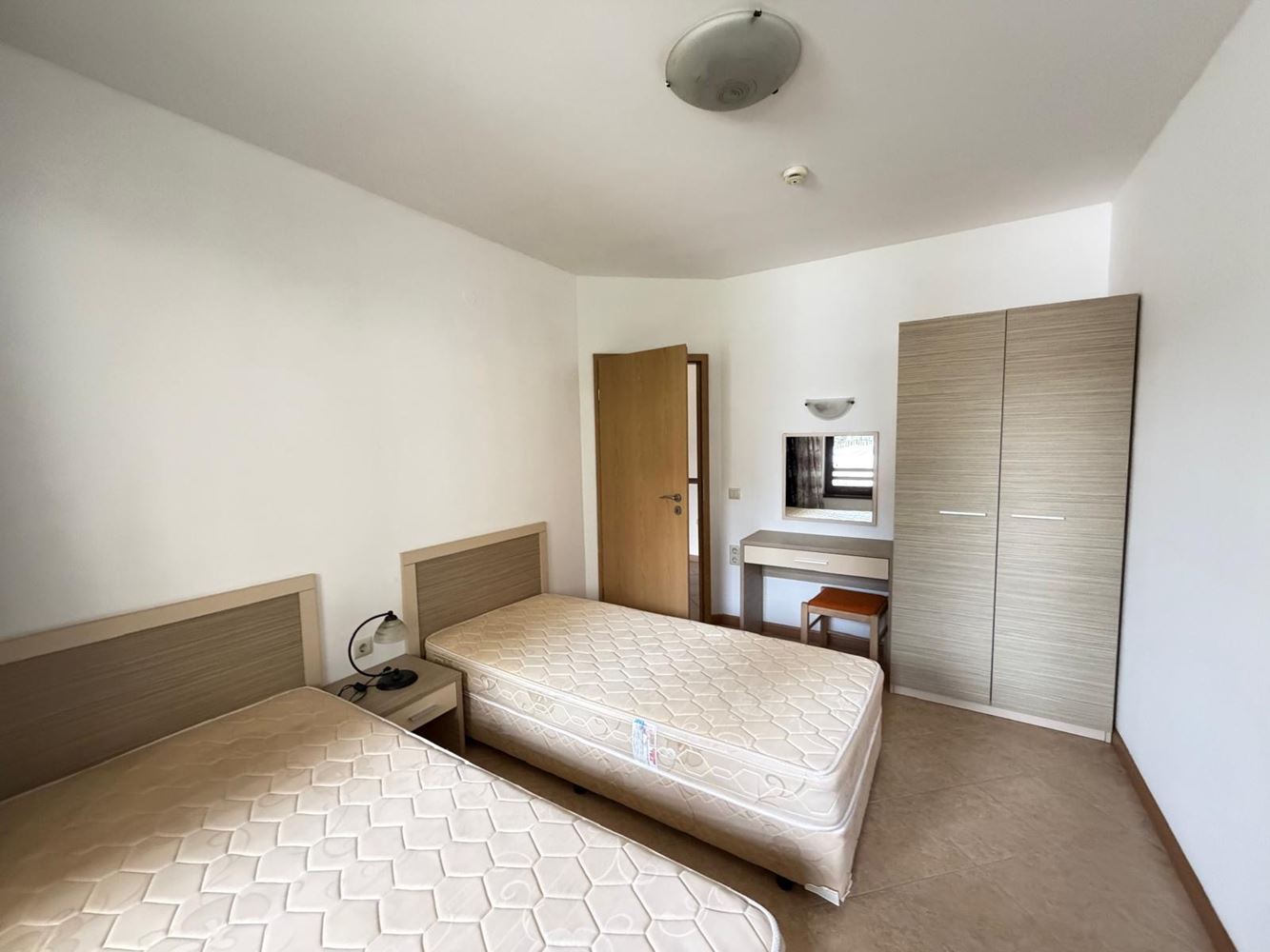 Просторная квартира с двумя спальнями с прямым выходом в собственный двор в Солнечном Береге – комфорт, роскошь и уют