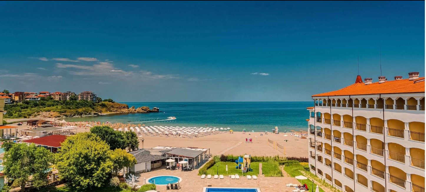 Просторная квартира с одной спальней на первой линии моря в Царево с полной меблировкой