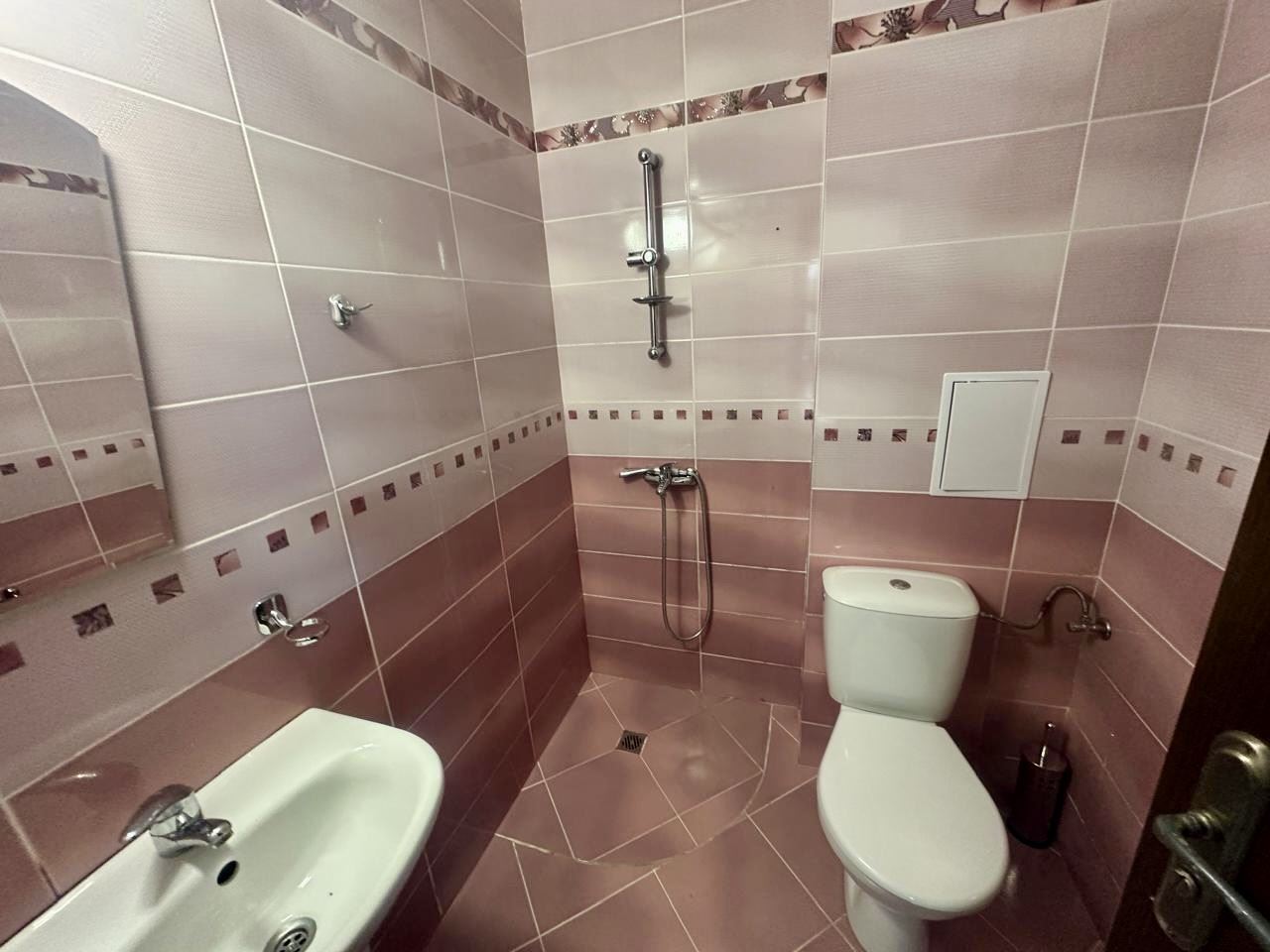 Просторная студия на партере с террасой и возможностью переделки в квартиру с одной спальней – всего в 300 м от моря