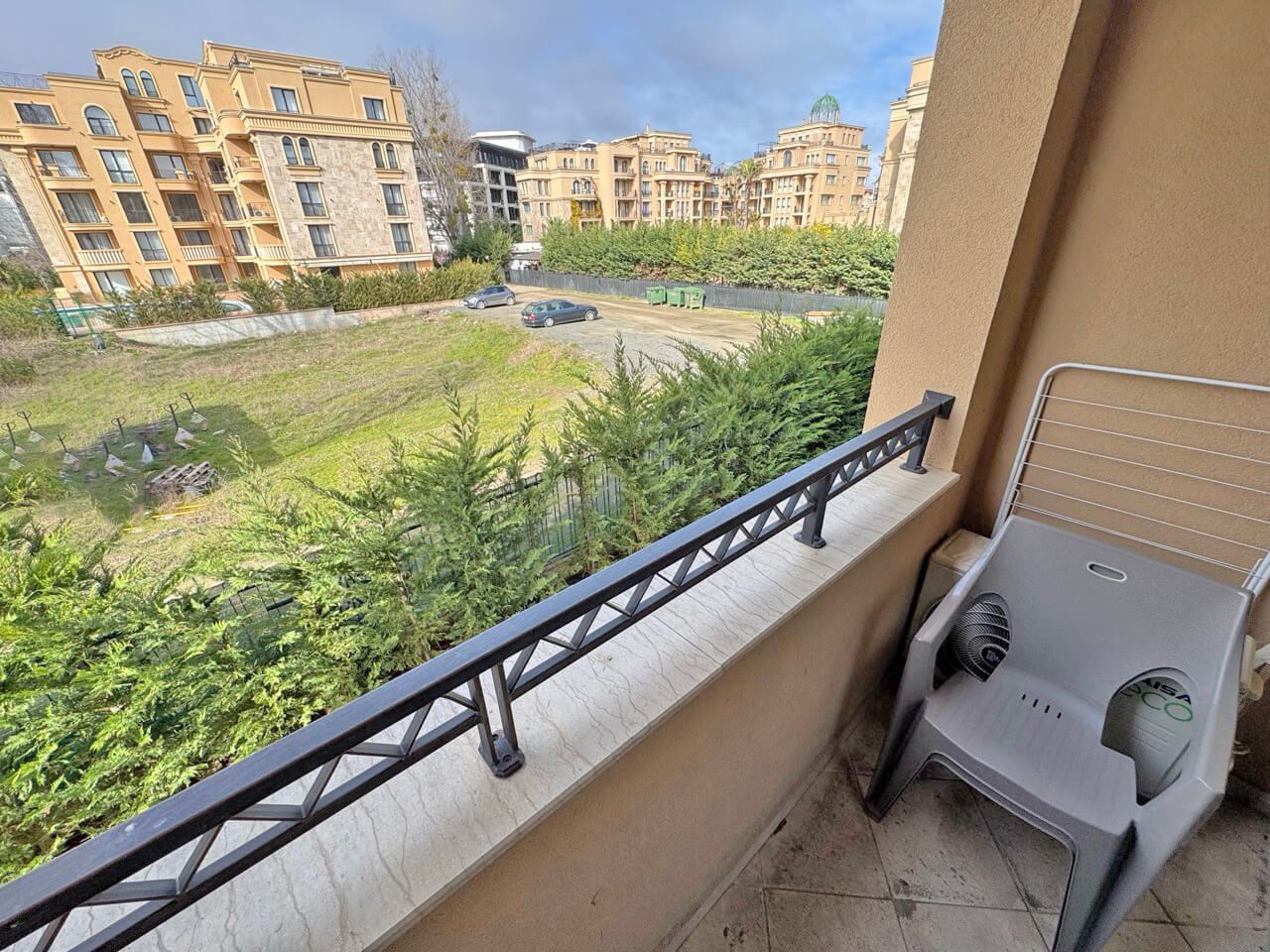 Светлая студия в люксовом комплексе – прекрасный уют у бассейна