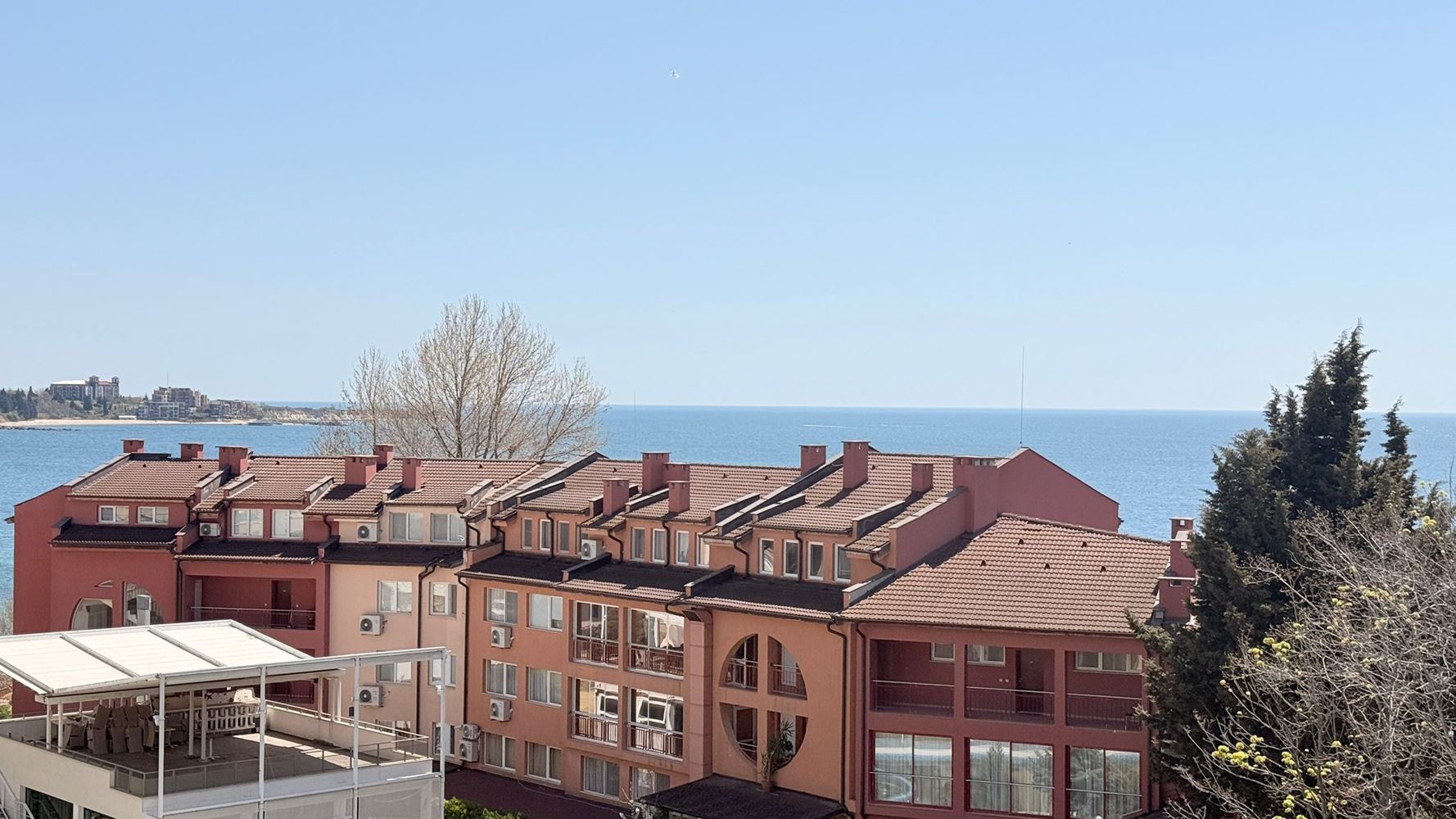 Роскошная квартира с тремя спальнями на первой линии в Равде – простор, престиж и впечатляющая морская панорама