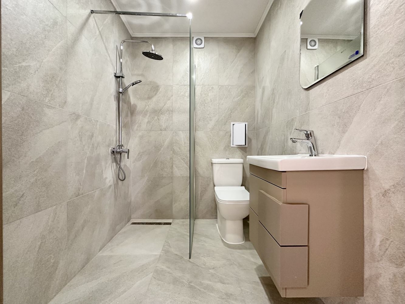 Уютная квартира с одной спальней с видом на бассейн и зелёные зоны в Солнечном Береге – готова к использованию