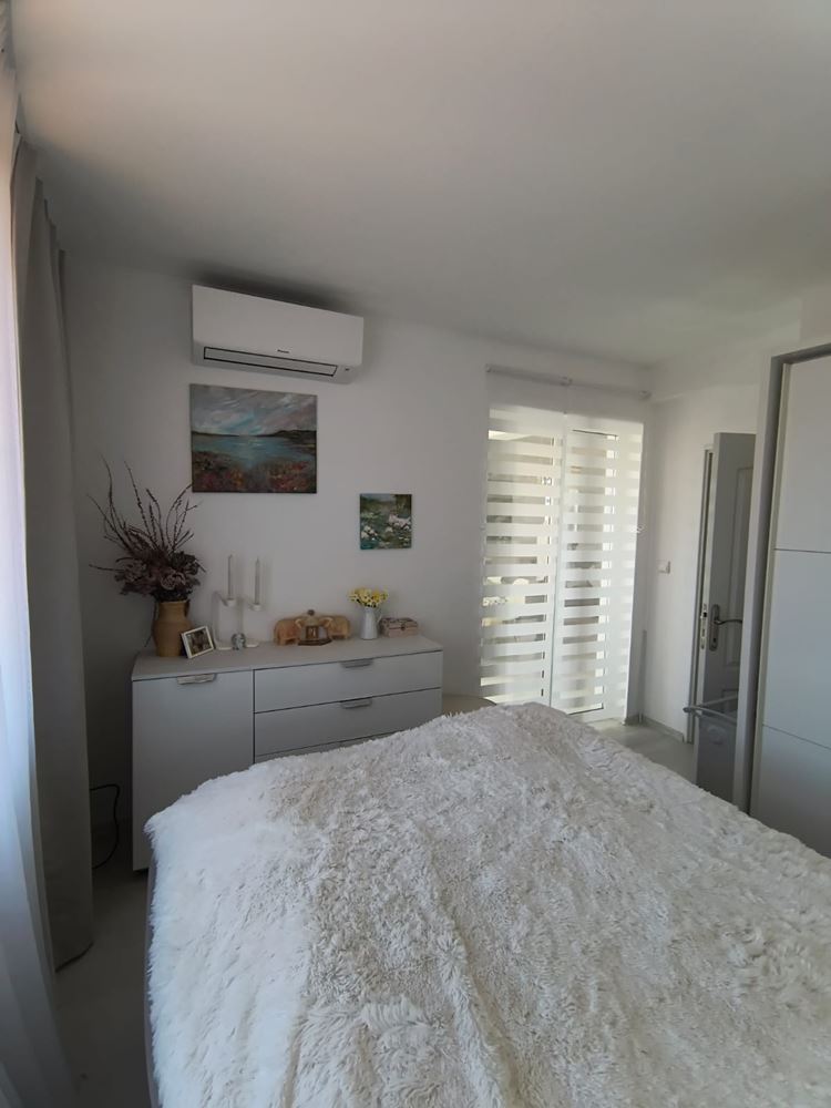 Отремонтированная двухкомнатная квартира с панорамным видом в современном комплексе рядом с Солнечным берегом