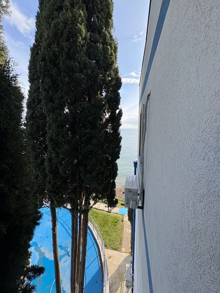 Просторная двухкомнатная квартира на первой линии моря в Поморие