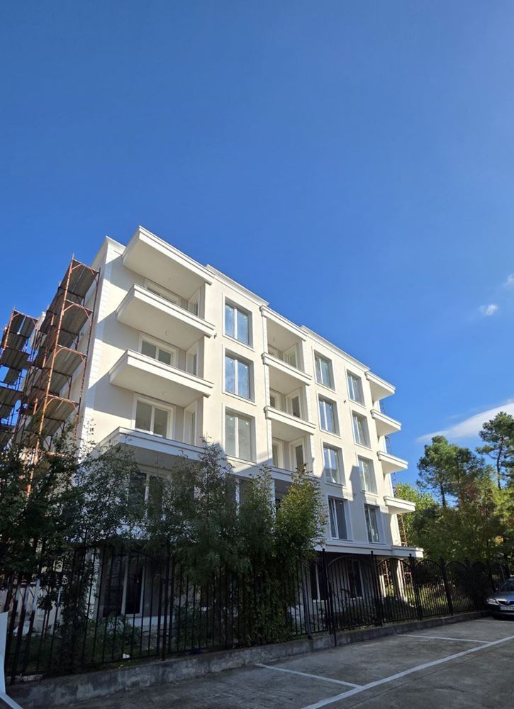 Функциональная студия на первом этаже – отличная возможность для инвестиций или уютного жилья