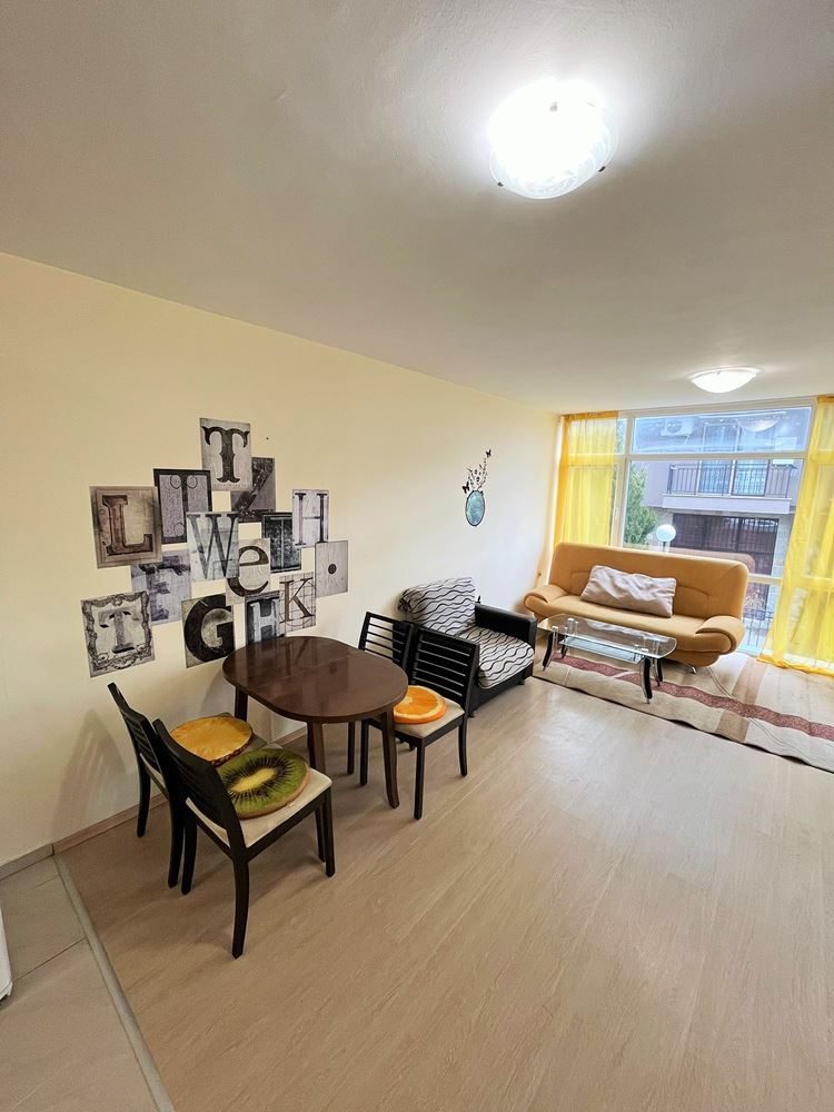 Солнечная и просторная двухкомнатная квартира в Солнечном Береге – полностью меблирована с отличной инфраструктурой комплекса