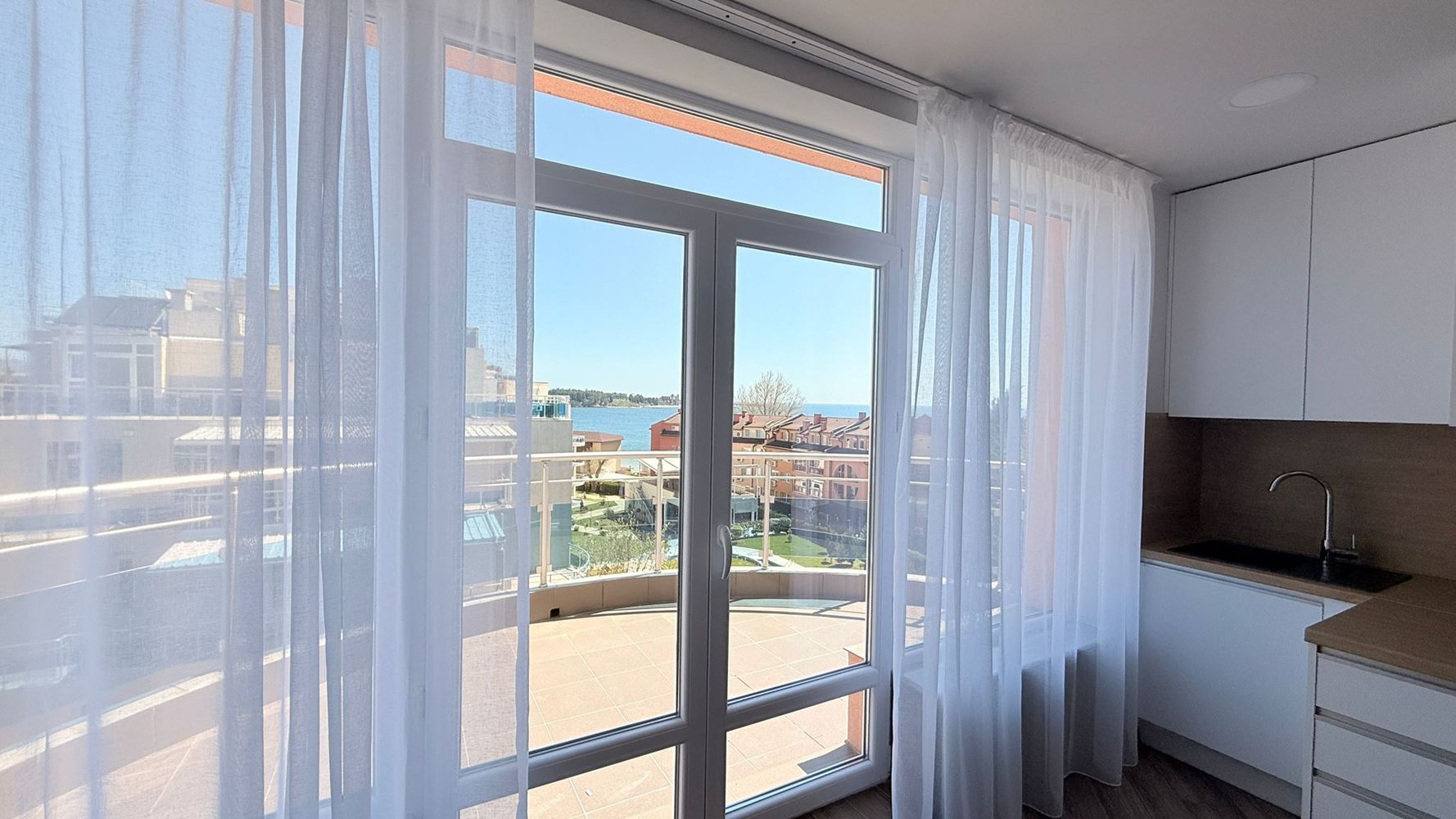 Роскошная квартира с тремя спальнями на первой линии в Равде – простор, престиж и впечатляющая морская панорама