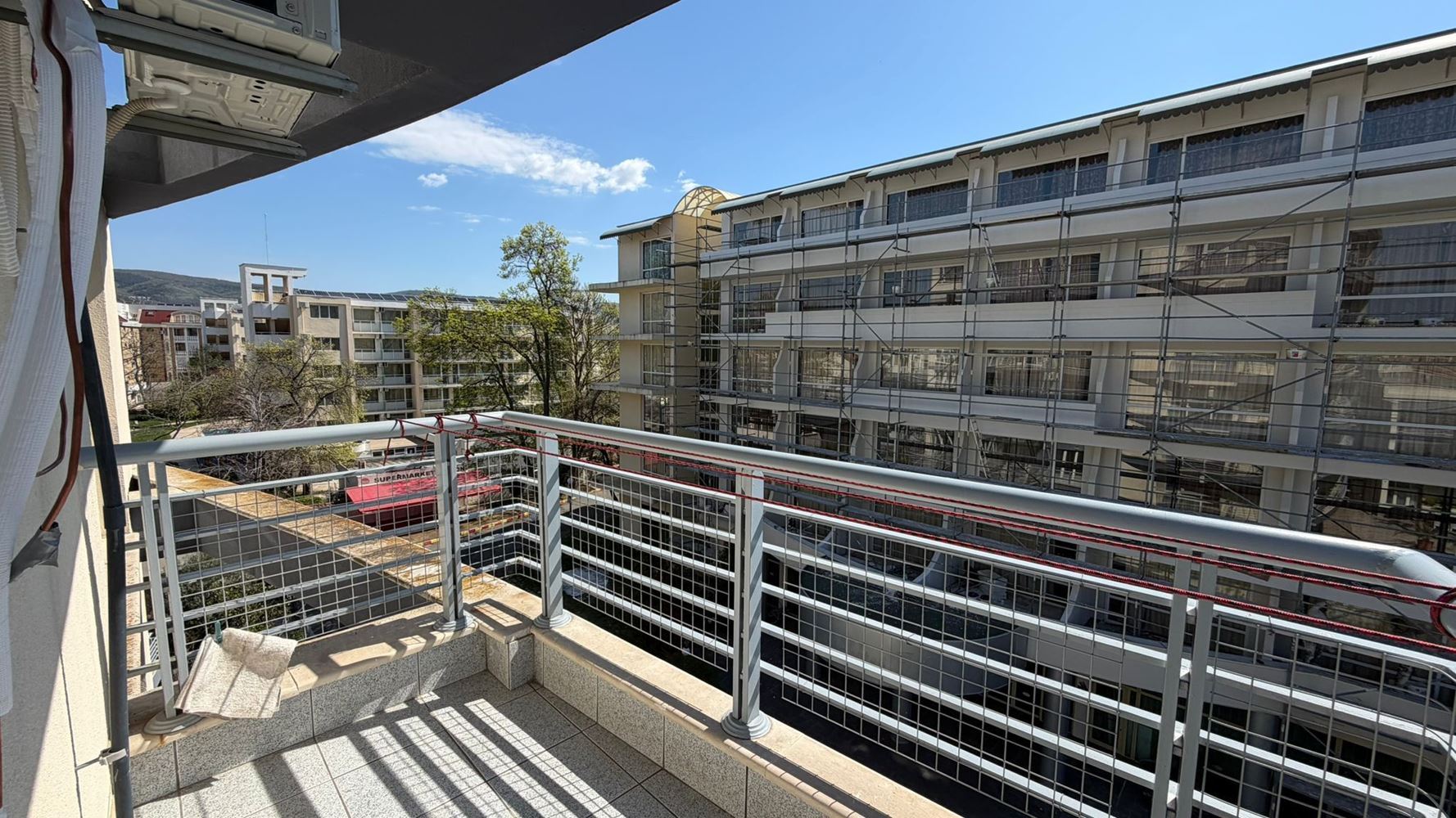 Просторная двухкомнатная квартира в 300 м от моря в Солнечном Береге – комфорт, безопасность и отличная инвестиция