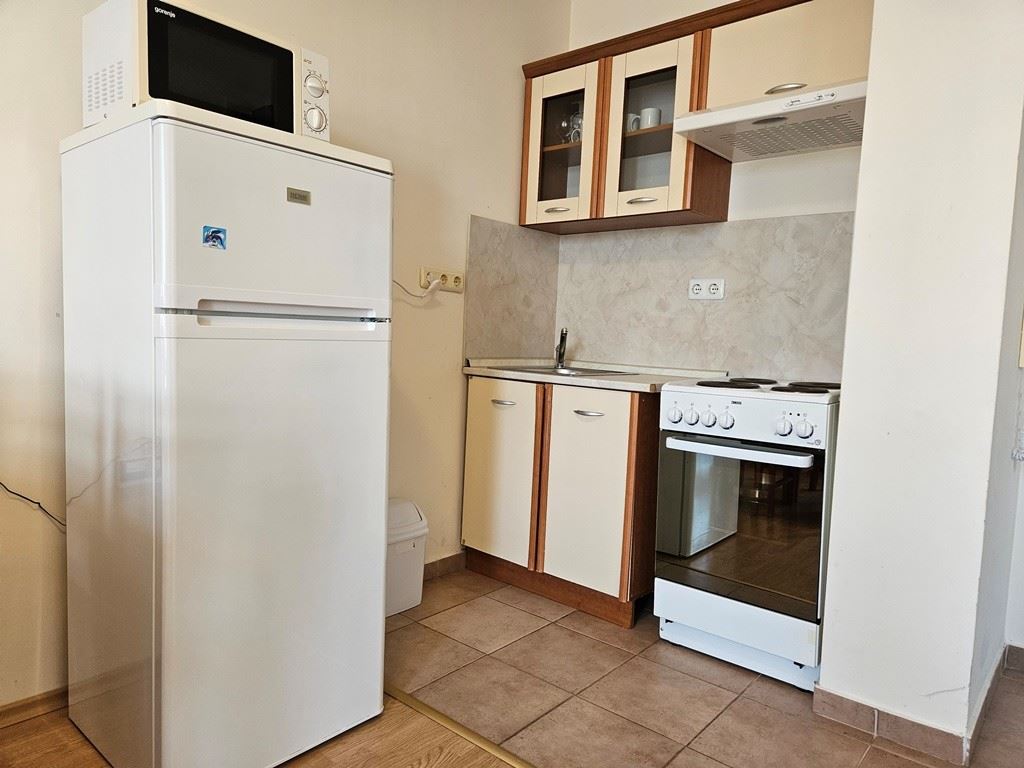 Полностью меблированная квартира с одной спальней на последнем этаже в Солнечном Береге – вид на бассейн и роскошная атмосфера