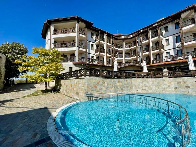 Просторная полностью меблированная студия с видом на бассейн в Солнечном Береге – комфорт, спокойствие и отличная инвестиция