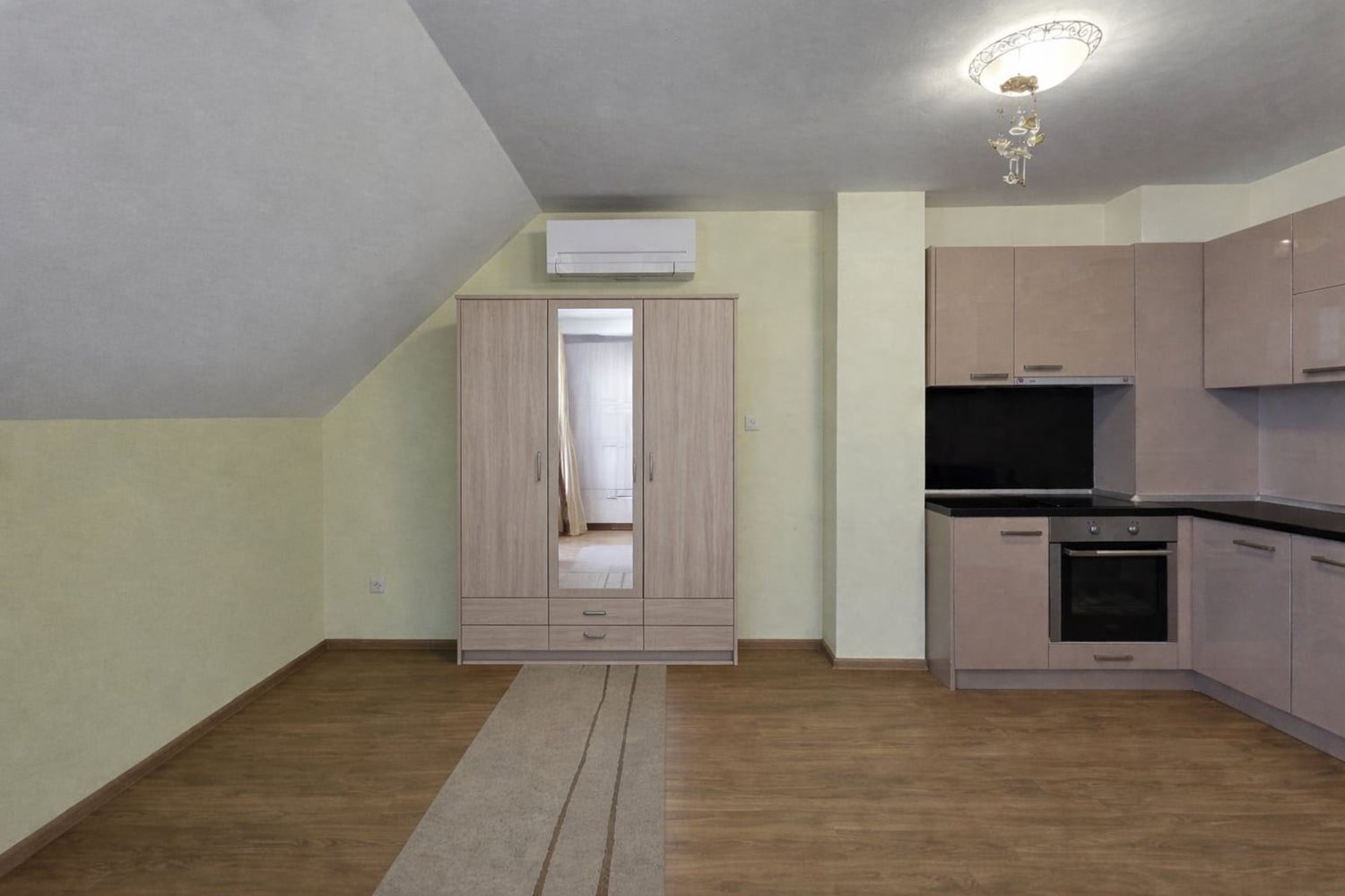 Просторная квартира с одной спальней с панорамным видом на солницы и море в городе Поморие