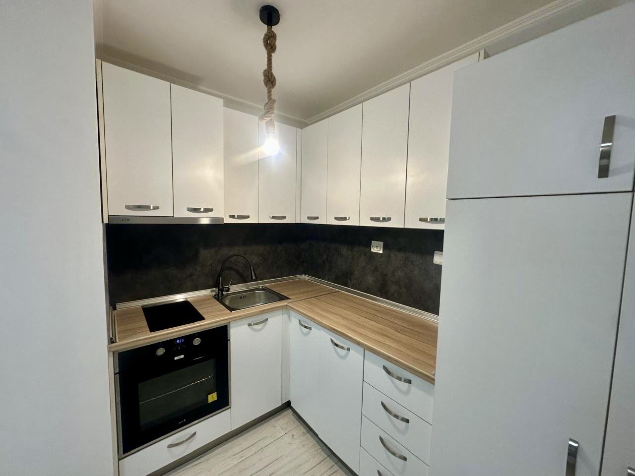 Просторная студия на партере с террасой и возможностью переделки в квартиру с одной спальней – всего в 300 м от моря