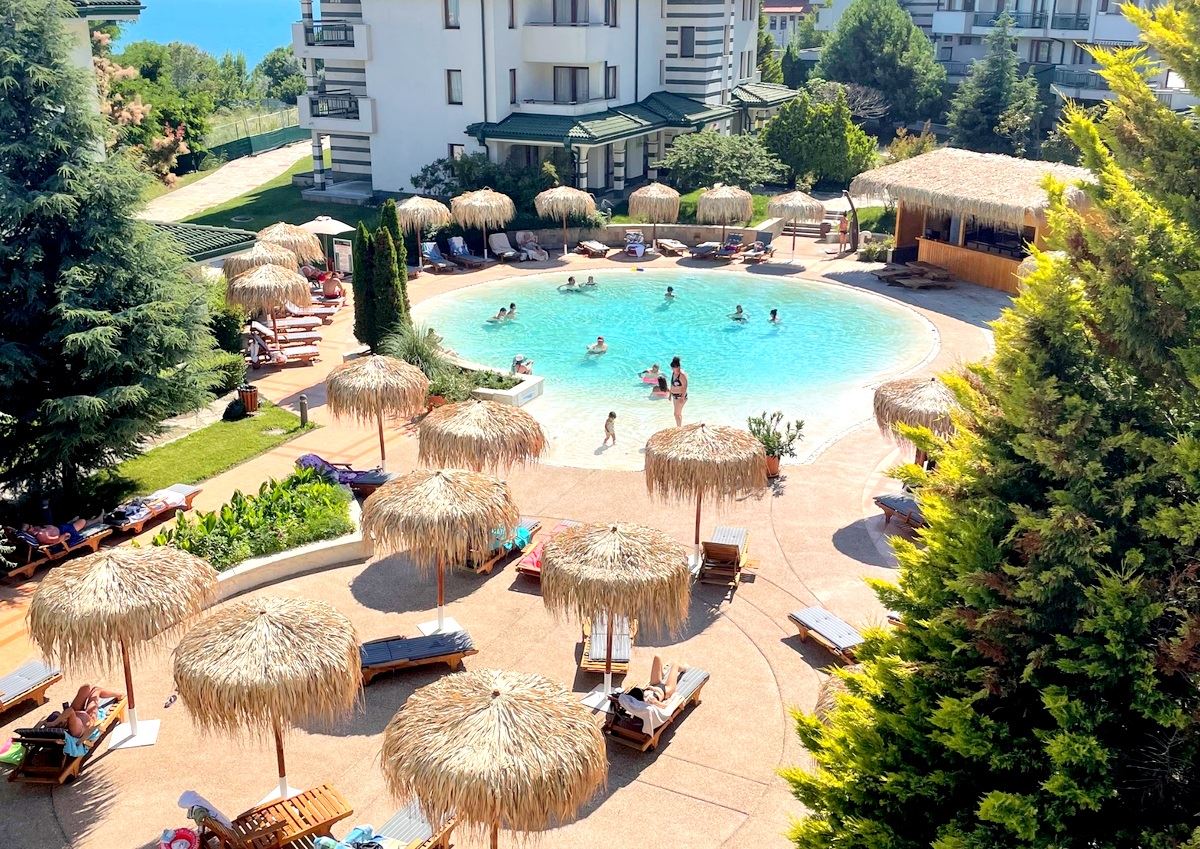 Двухкомнатная квартира  на первой линии моря в Равде – роскошь, природа и впечатляющий вид на бассейн