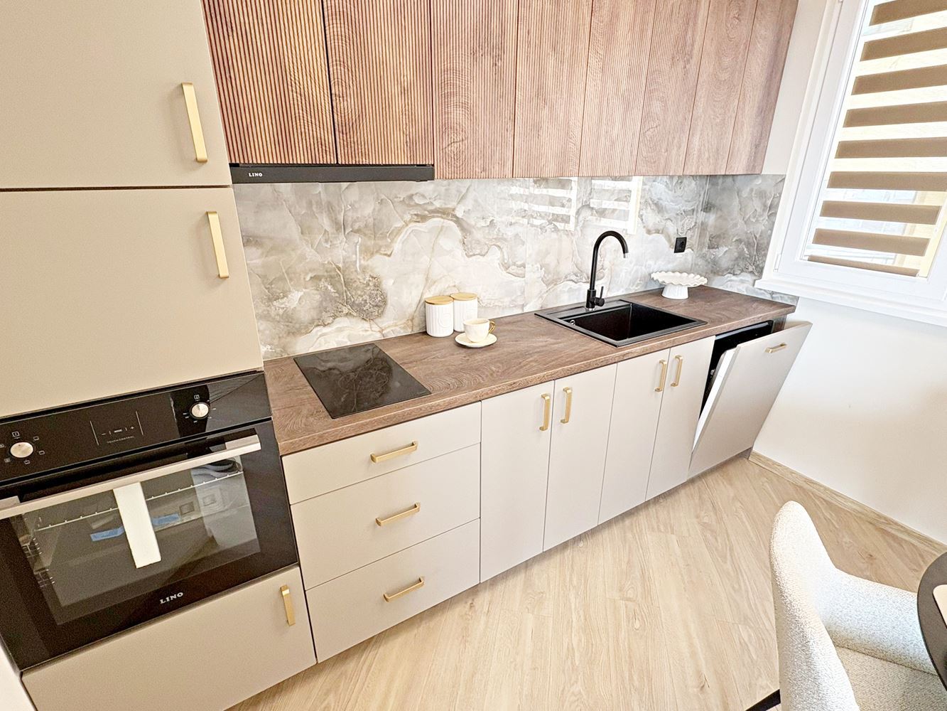 Два независимых жилых пространства с видом на море в центре Святого Власа – дизайнерский интерьер и собственное парковочное место