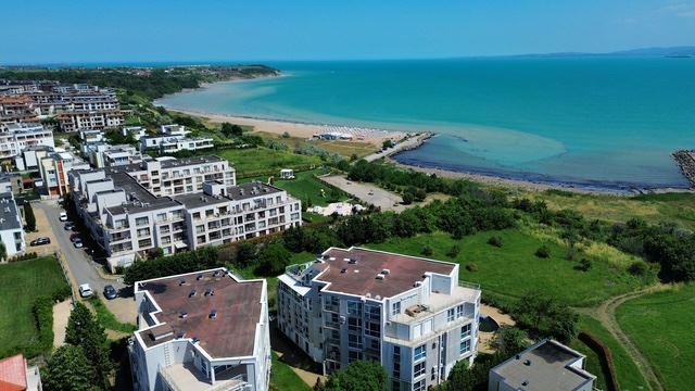 Двухкомнатная квартира на первой линии в Сарафово – комфорт, стиль и морская атмосфера в комплексе