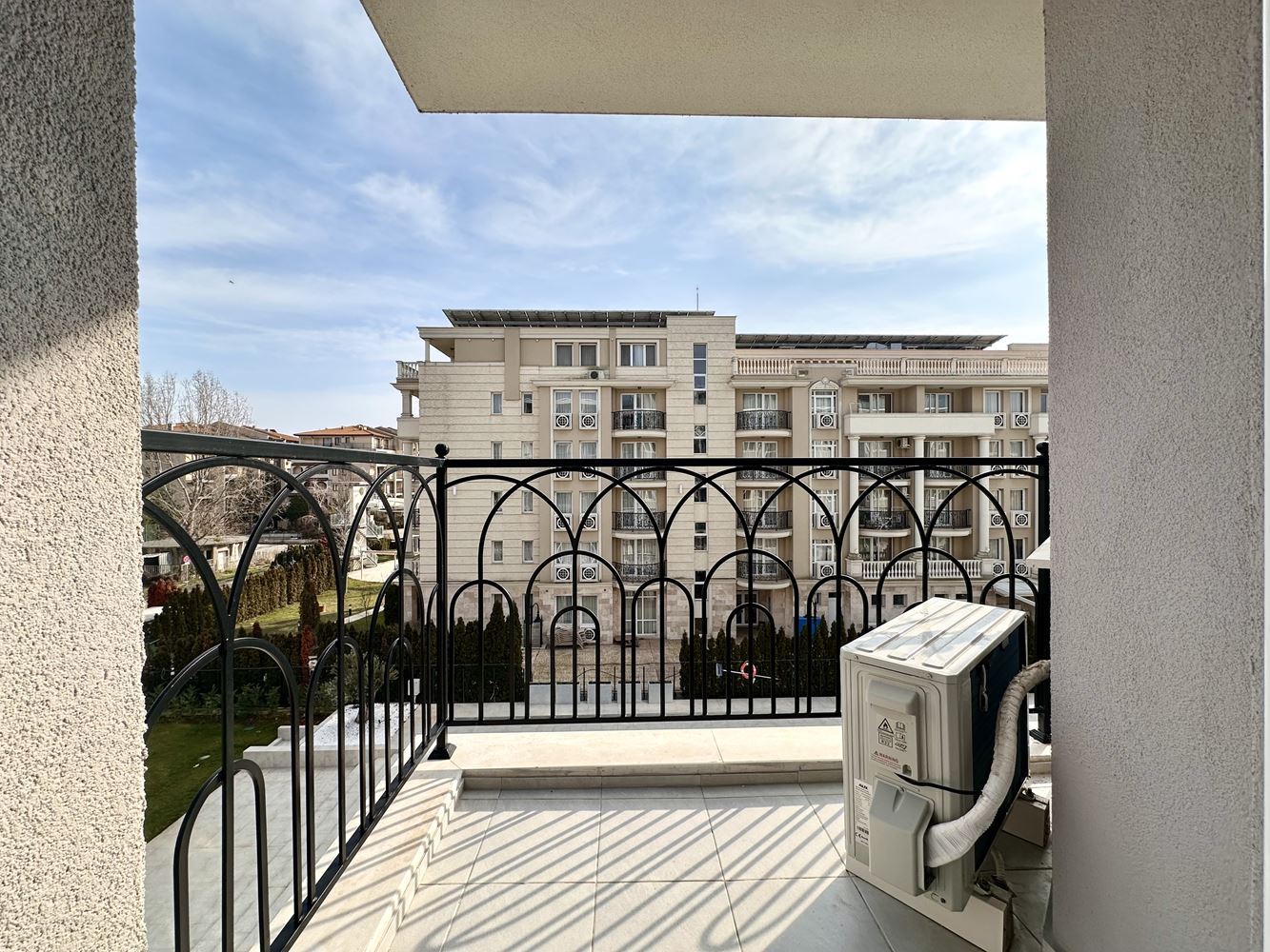 Уютная квартира с одной спальней с видом на бассейн и зелёные зоны в Солнечном Береге – готова к использованию