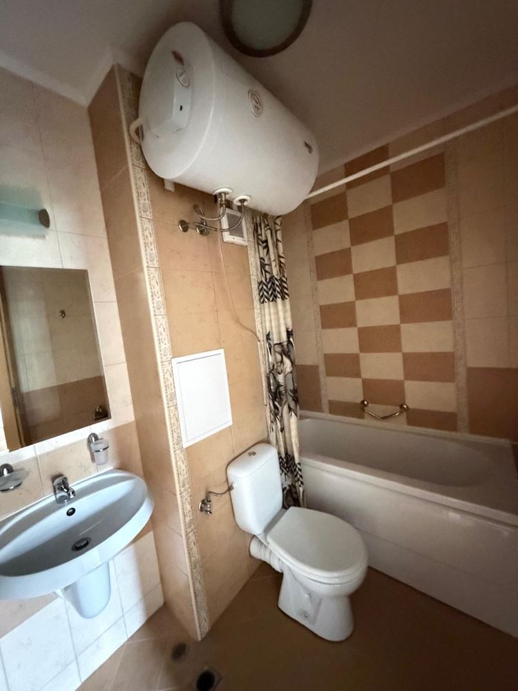 Просторная квартира с двумя спальнями с прямым выходом в собственный двор в Солнечном Береге – комфорт, роскошь и уют