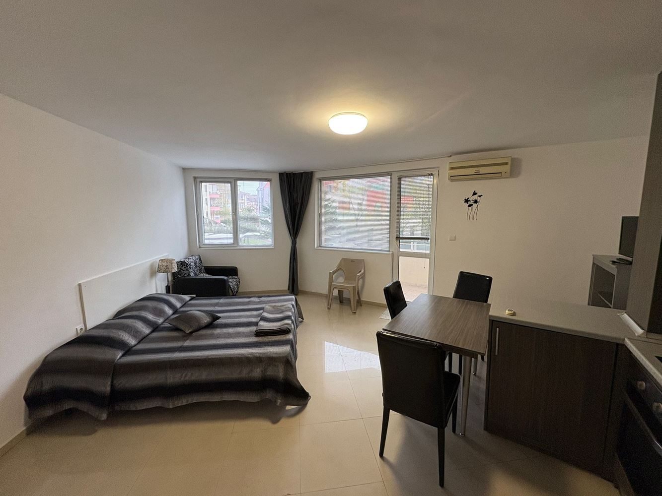 Просторная полностью меблированная студия в Поморие – восточная ориентация и отличная локация в 400 м от моря