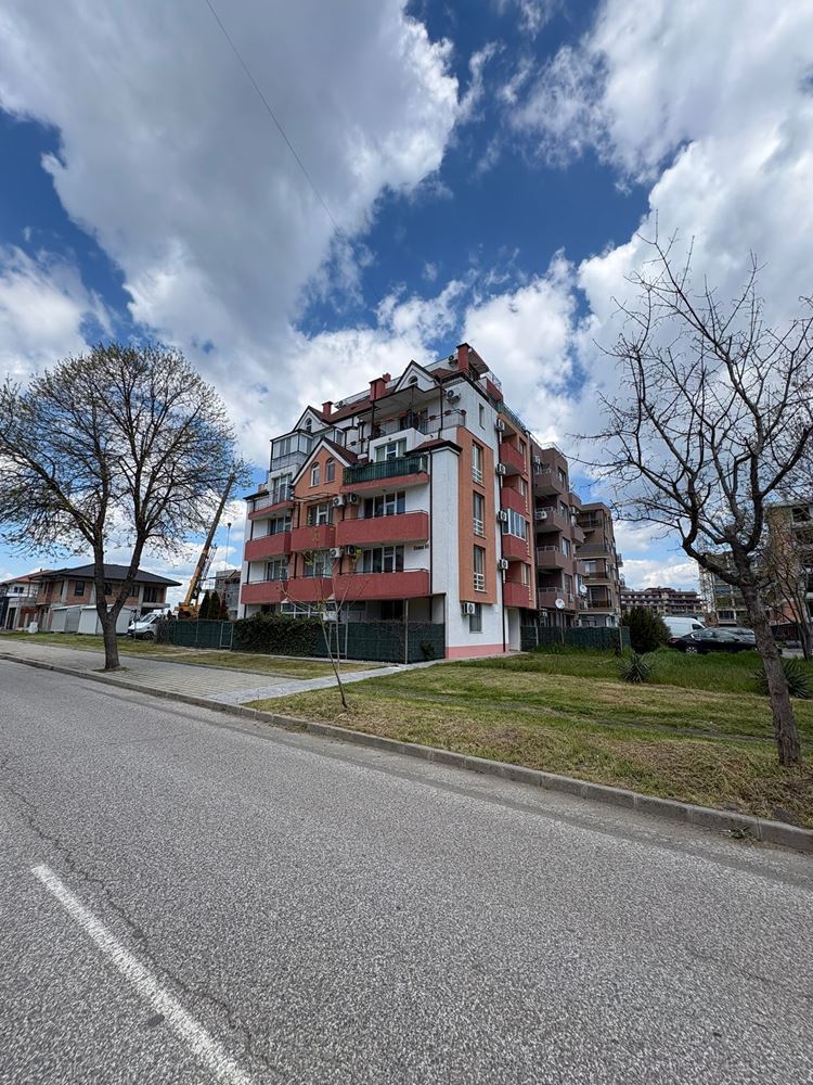 Просторная квартира с одной спальней с панорамным видом на солницы и море в городе Поморие