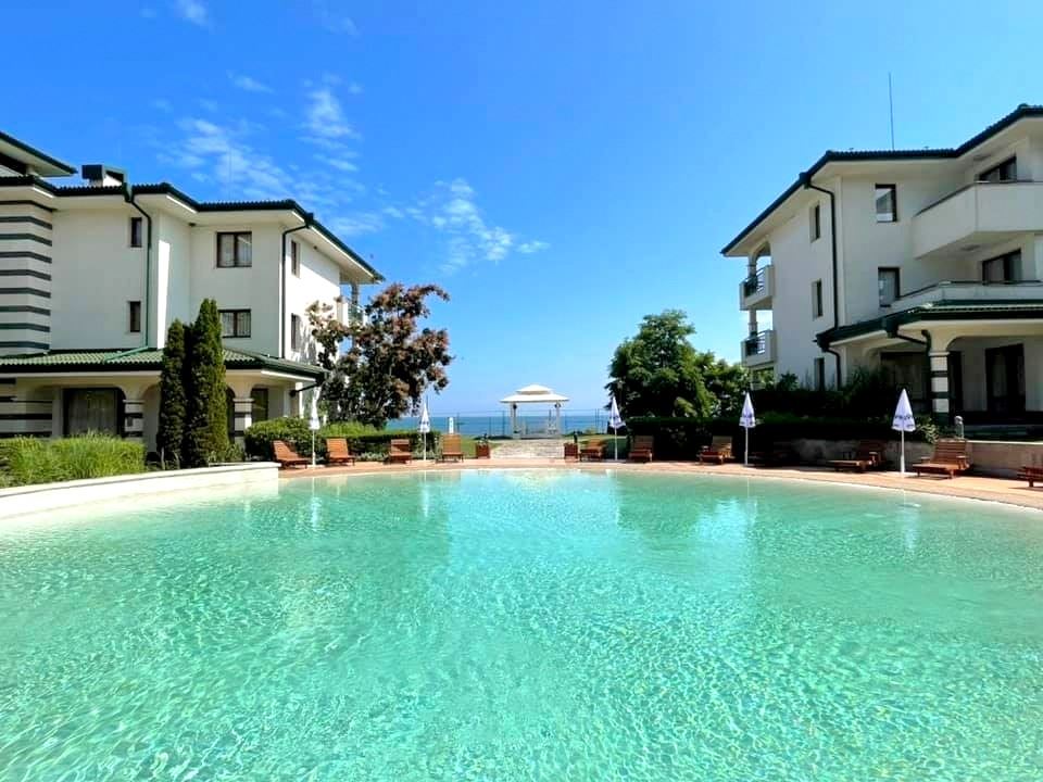 Двухкомнатная квартира  на первой линии моря в Равде – роскошь, природа и впечатляющий вид на бассейн