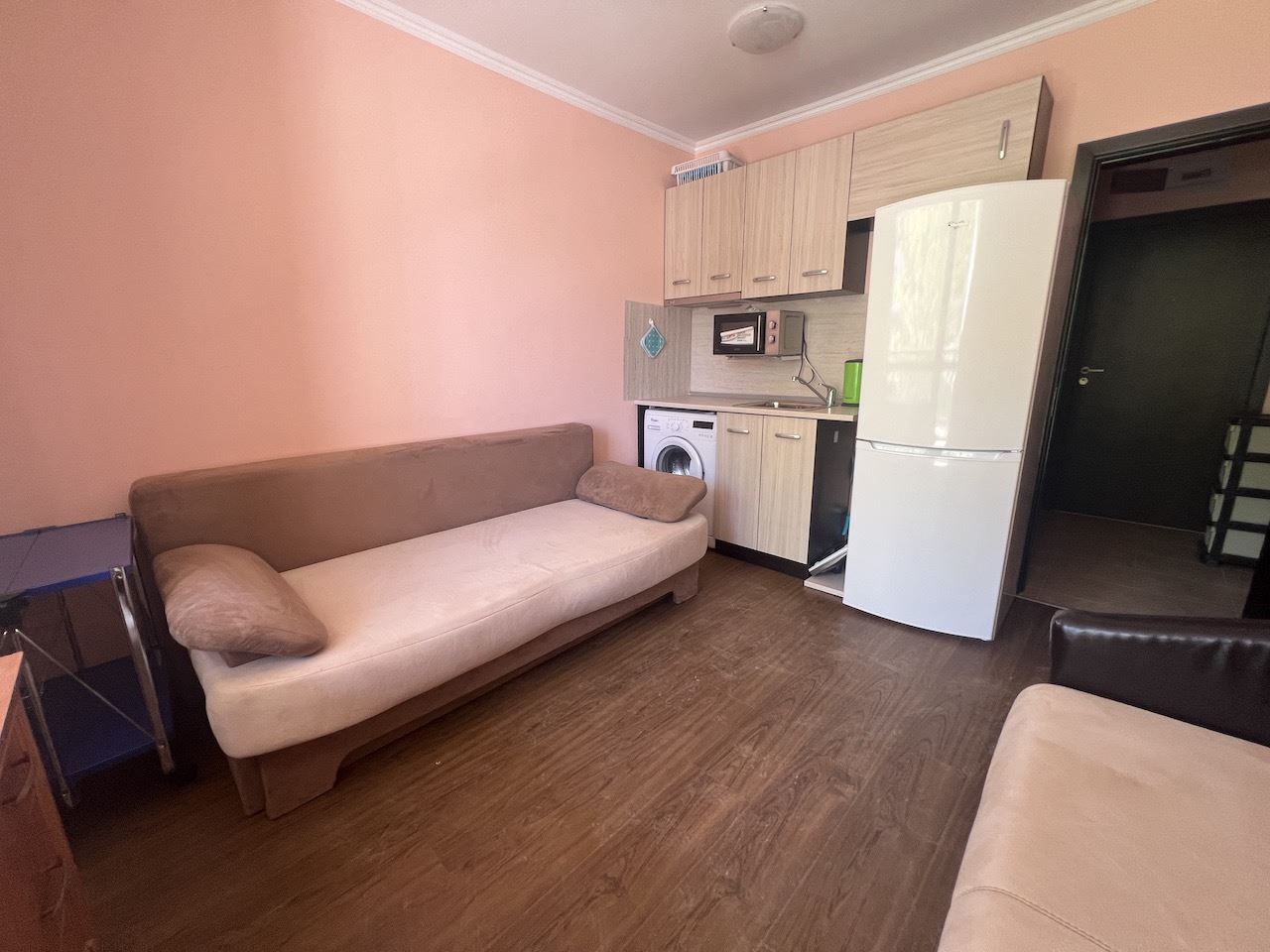 Уютная студия в самом сердце Елените – всего в нескольких минутах от пляжа, в закрытом комплексе с бассейном и отличными удобствами