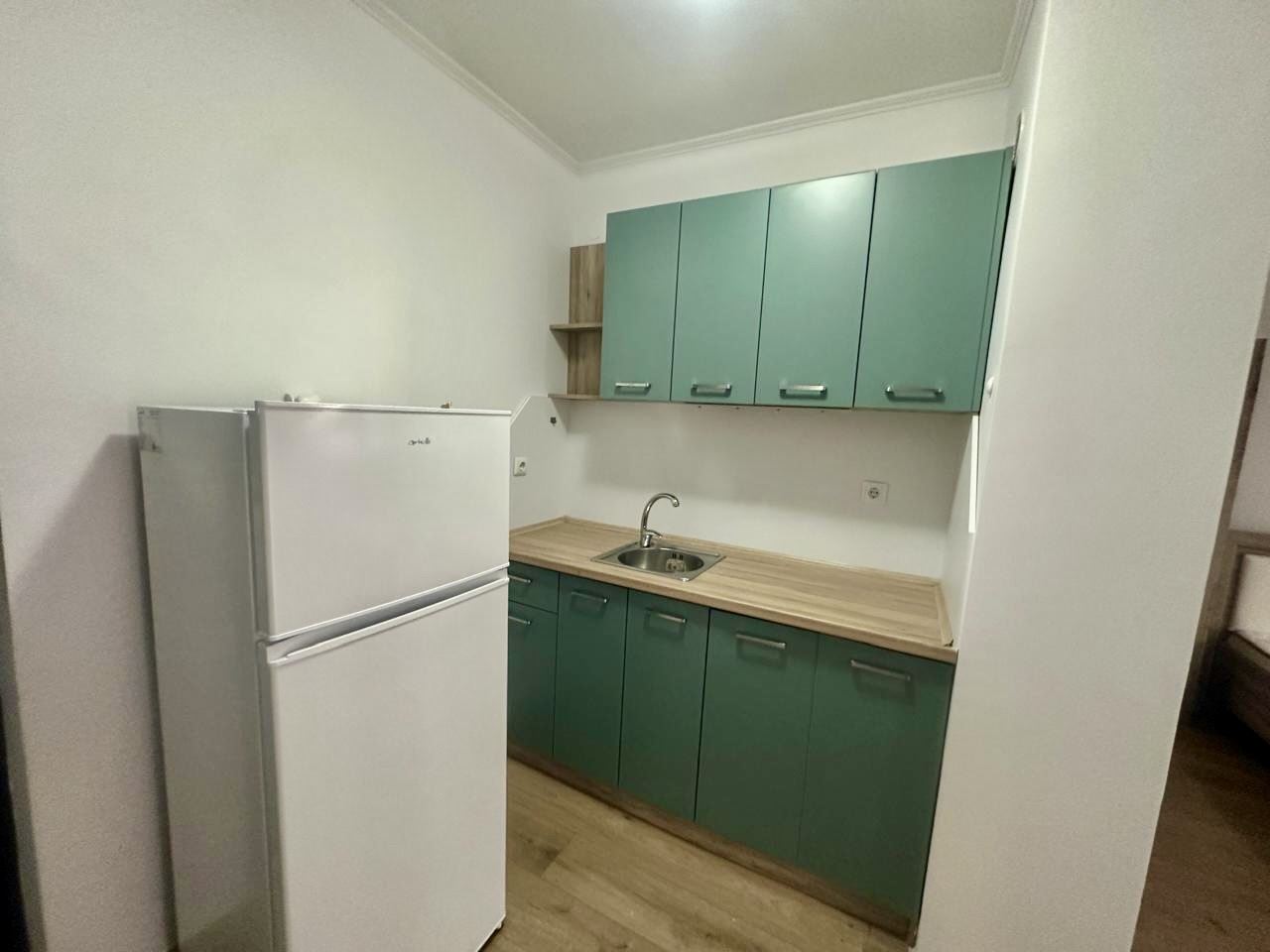 Просторная студия на партере с большой террасой и возможностью переделки в квартиру с одной спальней – безопасность и комфорт в Несебре