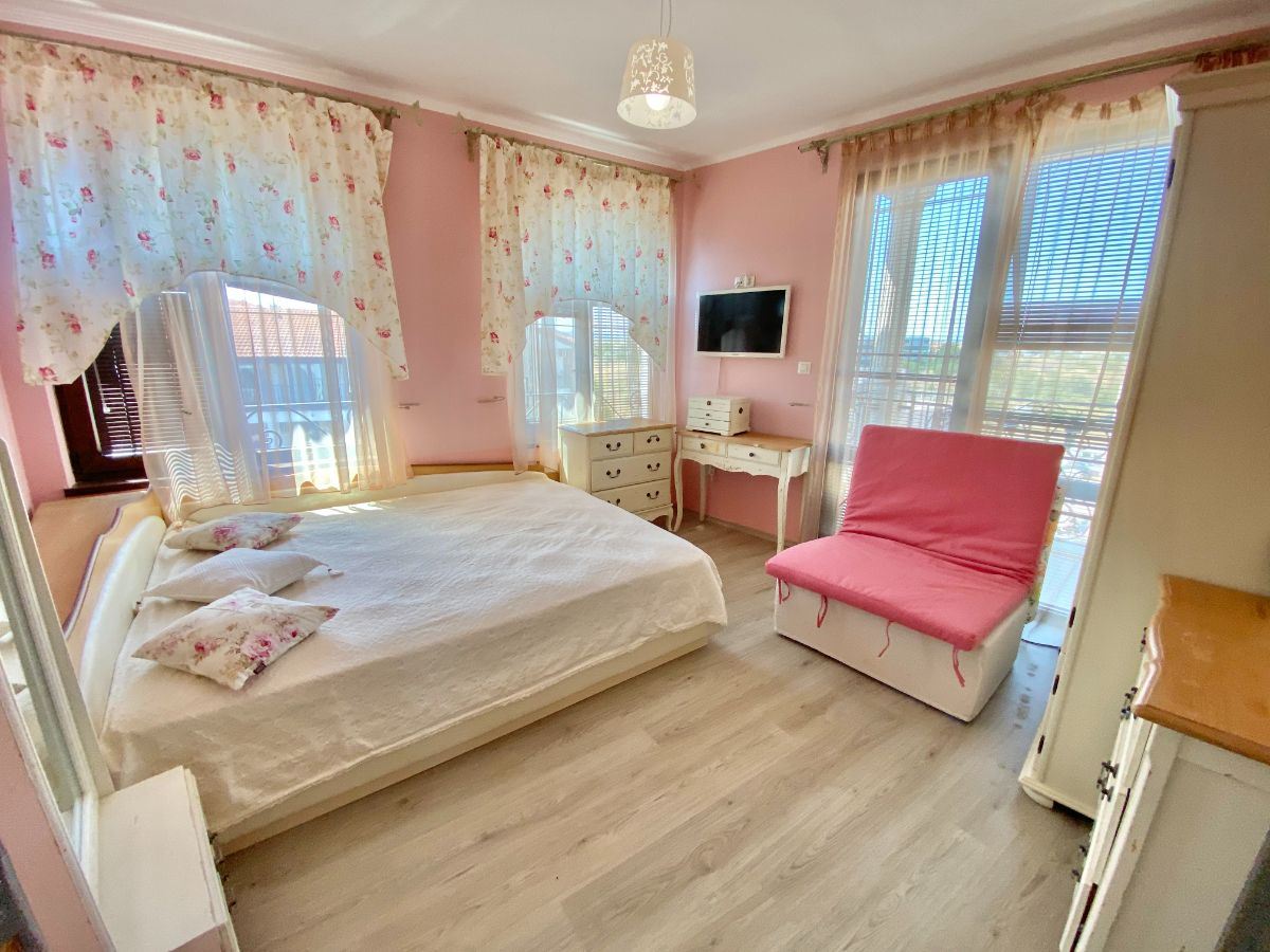 Уникальная двухуровневая квартира в комплексе премиум-класса в городе Несебр