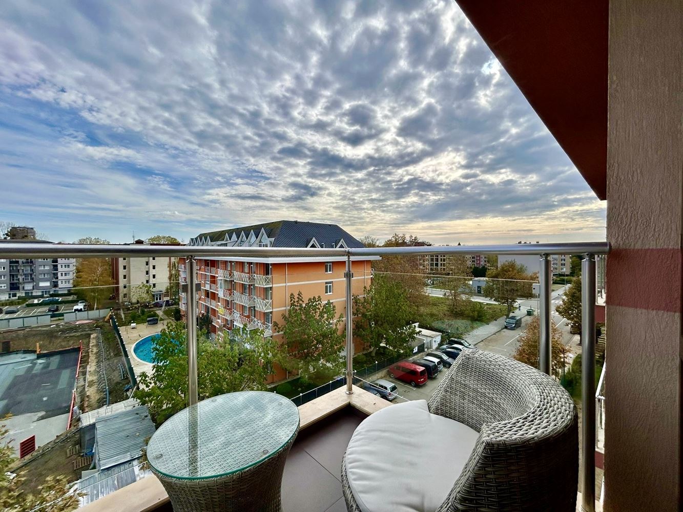 Светлая и уютная студия с видом на красивую внутреннюю территорию – комфорт и спокойствие в современном комплексе