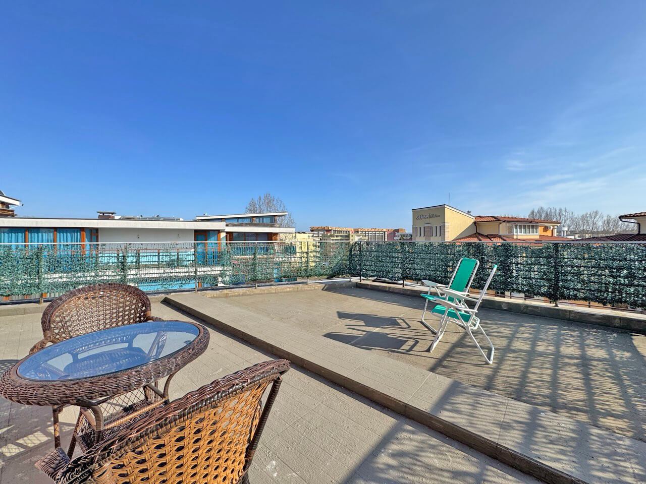 Роскошный пентхаус в Солнечном Берегу с впечатляющей панорамной террасой и отличным расположением