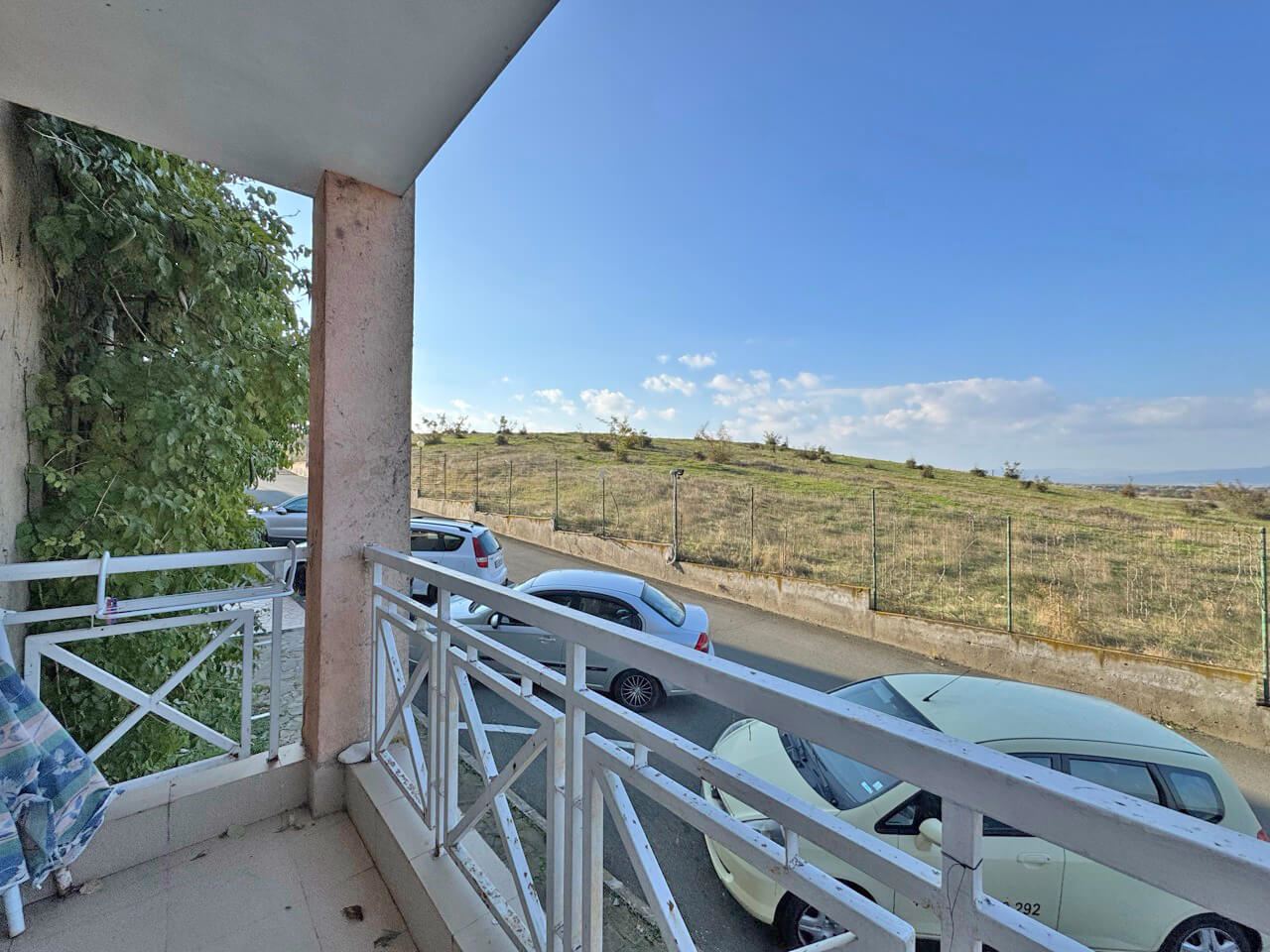 Функциональная трёхкомнатная квартира на первом этаже в современном комплексе в районе Солнечного Берега