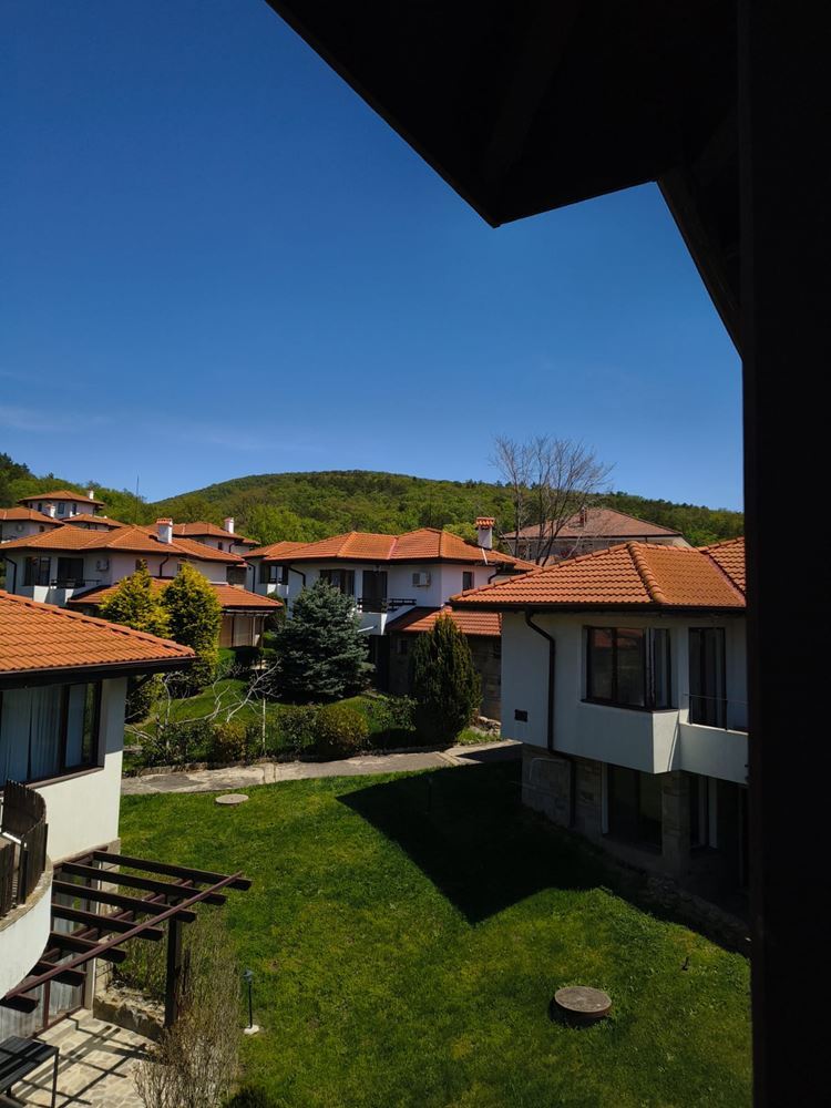 Отремонтированная двухкомнатная квартира с панорамным видом в современном комплексе рядом с Солнечным берегом