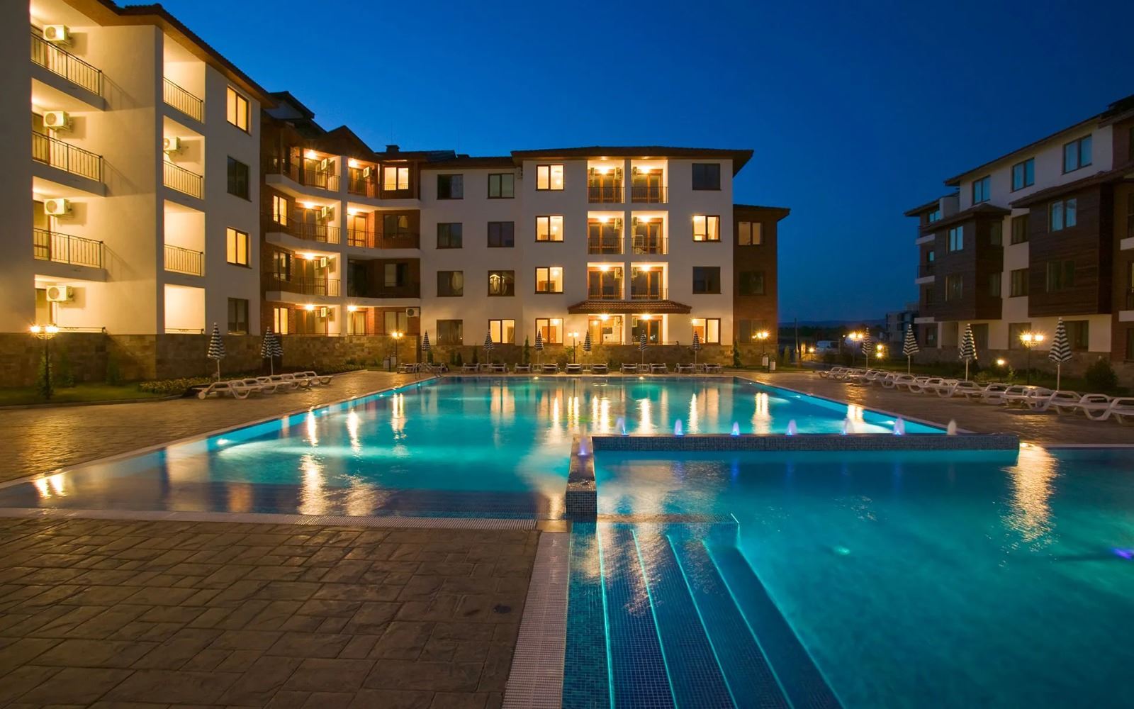 Апартамент с двумя спальнями и видом на бассейн в Несебре – простор, комфорт и отличное расположение всего в 300 метрах от моря