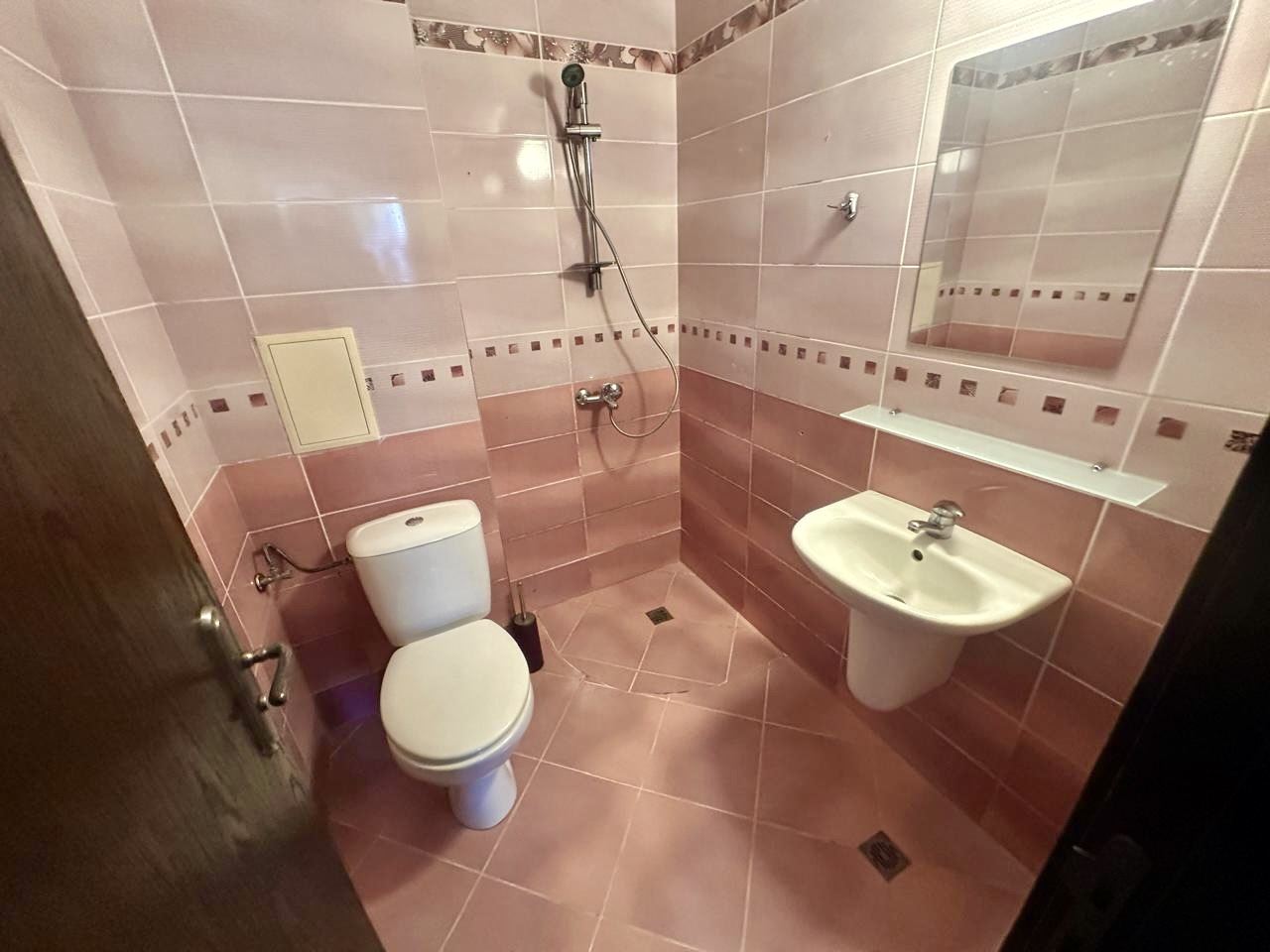 Просторная студия на партере с большой террасой и возможностью переделки в квартиру с одной спальней – безопасность и комфорт в Несебре