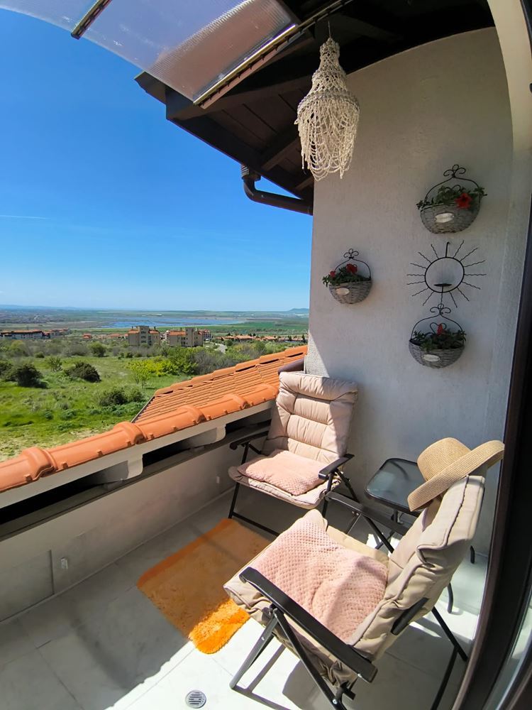 Отремонтированная двухкомнатная квартира с панорамным видом в современном комплексе рядом с Солнечным берегом